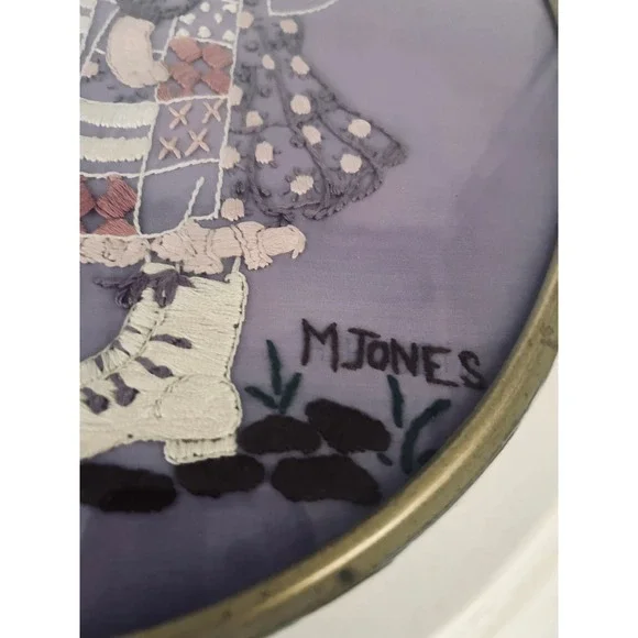 Vintage 1975 Holly Hobbie Folk Art Embroidery Oval Frame Signed Handmade Purple - Picture 6 of 9